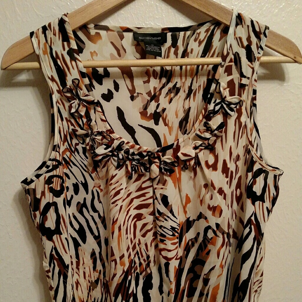 Animal print top, medium, Spense, neckline details